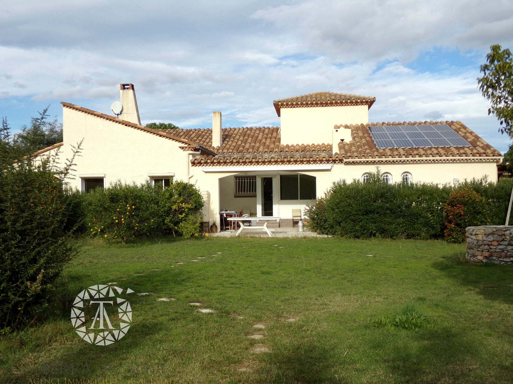 vente St Génis Des Fontaines Villa 210 m² + gîte 50 m²